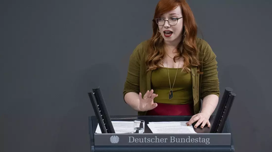 Die Linken-Abgeordnete Kathrin Gebel spricht über Gewalt gegen Frauen und dabei auch über ein eigenes Erlebnis.  - Bild: Sebastian Christoph Gollnow/dpa