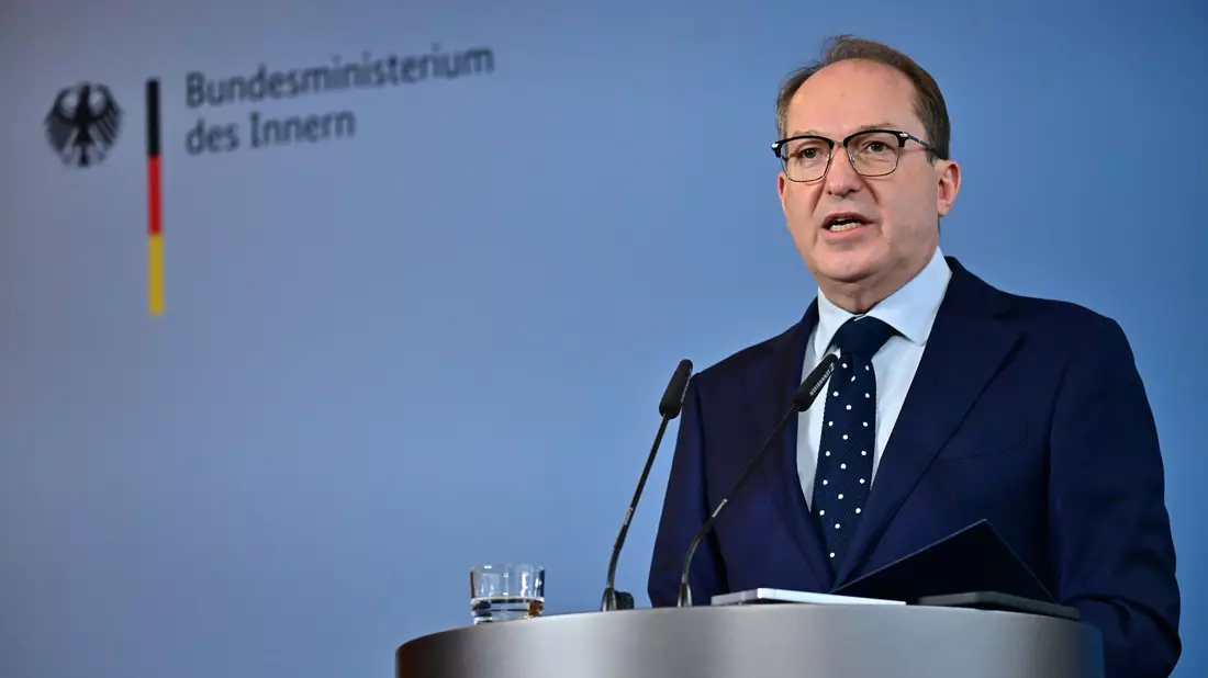 Nach dem Etappensieg der AfD vor Gericht lässt Dobrindt sein Haus ein wichtiges Gutachten nachprüfen. - Bild: Sebastian Christoph Gollnow/dpa