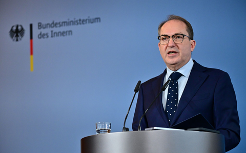 Nach dem Etappensieg der AfD vor Gericht lässt Dobrindt sein Haus ein wichtiges Gutachten nachprüfen. - Foto: Sebastian Christoph Gollnow/dpa