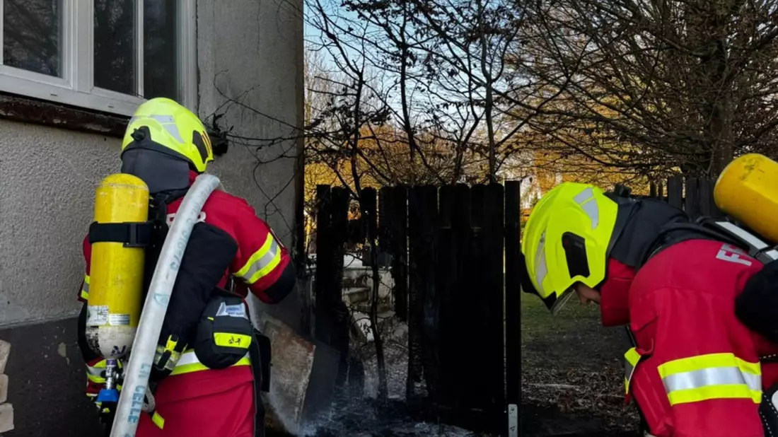 FW Wathlingen: Brennender Unrat neben einem Gebäude beschäftigt die Ortsfeuerwehren Nienhagen und Wathlingen - Bild: presseportal.de