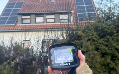 FW-DT: Heckenbrand in Jerxen-Orbke schnell unter Kontrolle - Foto: presseportal.de