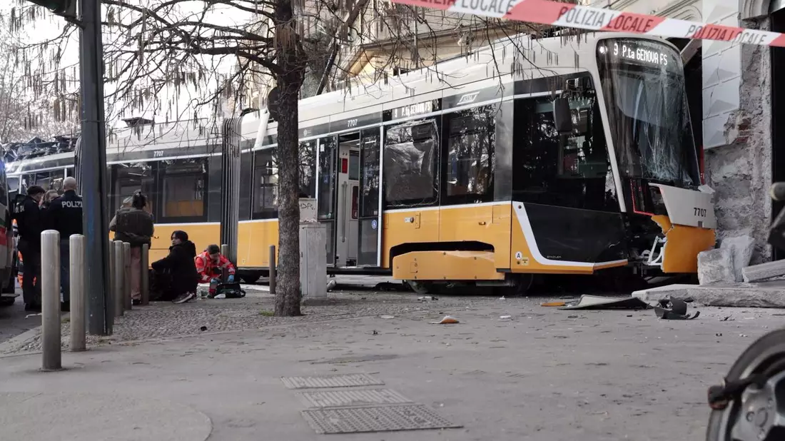 Die Tram soll erst seit wenigen Monaten im Einsatz gewesen sein. - Bild: Francesco Enriquez/IPA via ZUMA Press/dpa