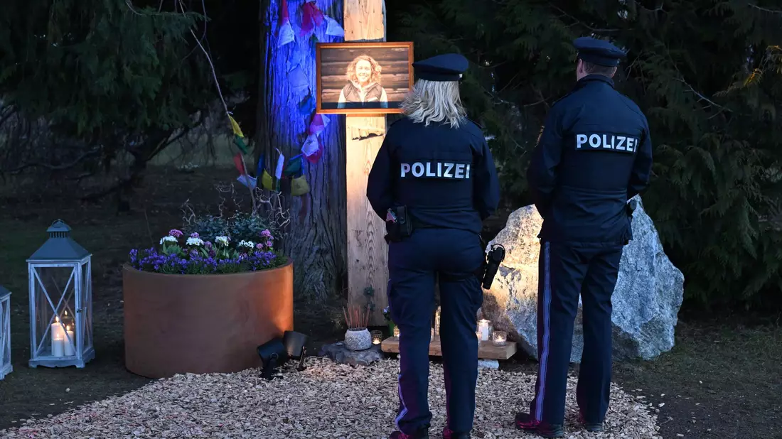 Im Partenkirchener Kurpark erinnert ein Gedenkort an die Ex-Biathletin.  - Bild: Felix Hörhager/dpa