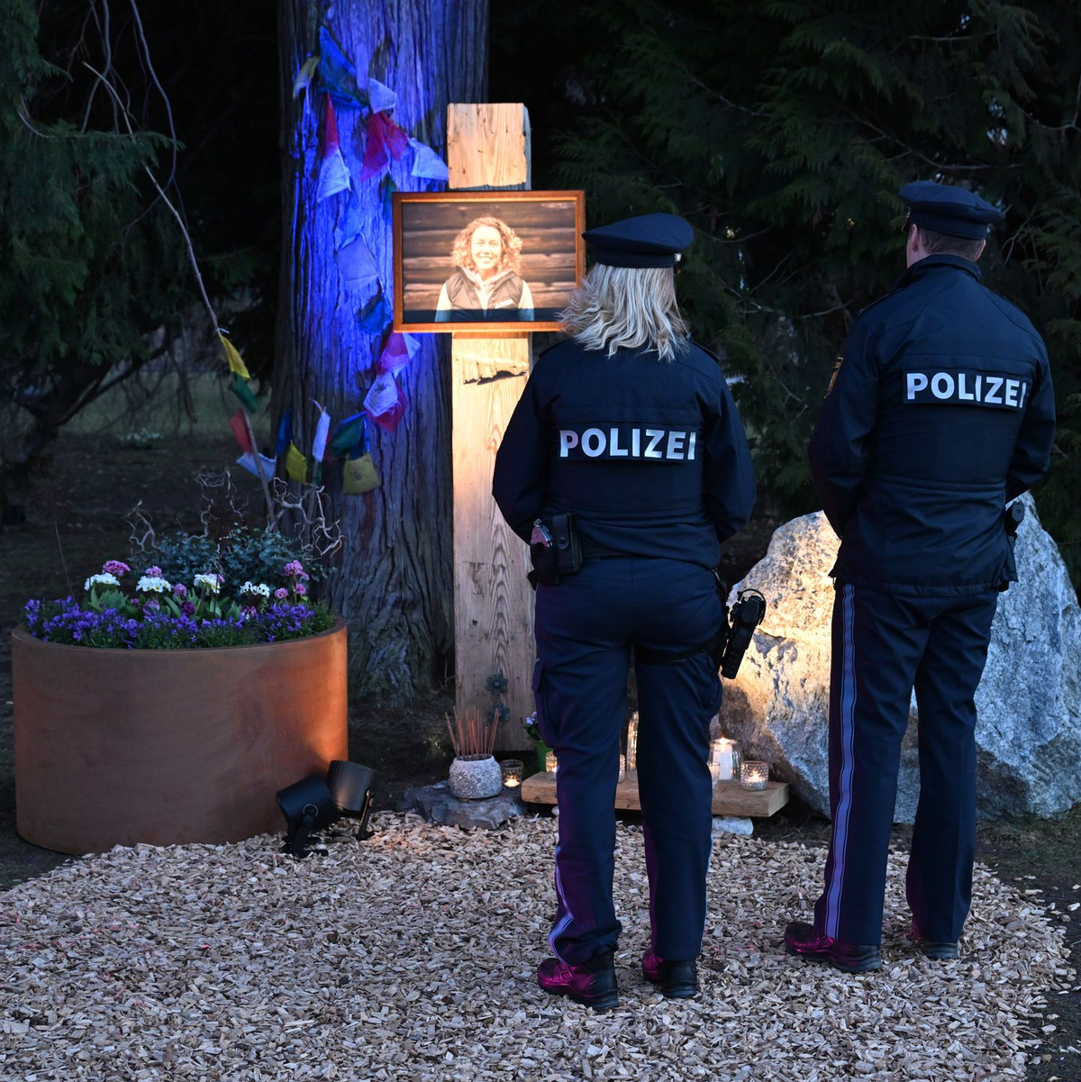 Im Partenkirchener Kurpark erinnert ein Gedenkort an die Ex-Biathletin.  - Foto: Felix Hörhager/dpa