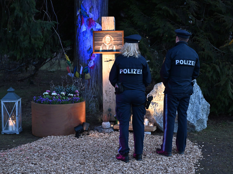 Im Partenkirchener Kurpark erinnert ein Gedenkort an die Ex-Biathletin.  - Foto: Felix Hörhager/dpa