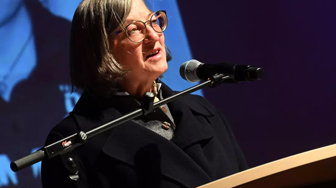 Bürgermeisterin Elisabeth Koch (CSU) hatte die Benennung des Kurparks nach Laura Dahlmeier vorangebracht.  - Bild: Felix Hörhager/dpa