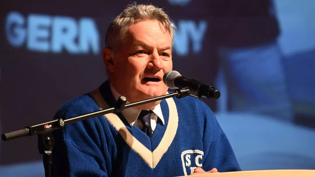 Michael Maurer, Präsident des Skiclubs Partenkirchen, würdigt Laura Dahlmeier.   - Bild: Felix Hörhager/dpa