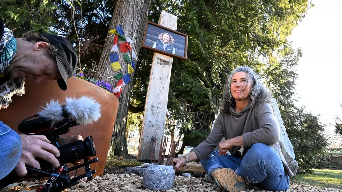Laura Dahlmeiers Mutter an der Gedenkstätte in dem Park, der jetzt Laura Dahlmeier Park heißt.  - Bild: Felix Hörhager/dpa