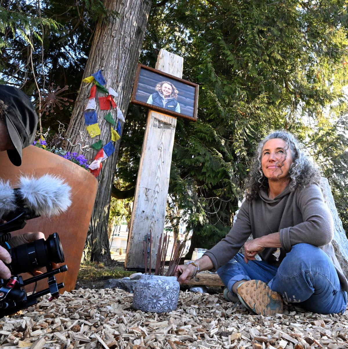 Laura Dahlmeiers Mutter an der Gedenkstätte in dem Park, der jetzt Laura Dahlmeier Park heißt.  - Foto: Felix Hörhager/dpa