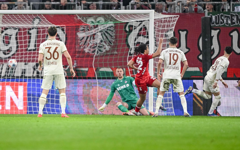 Rodrigo Ribeiro (r) erzielt die Augsburger Führung. - Foto: Harry Langer/dpa