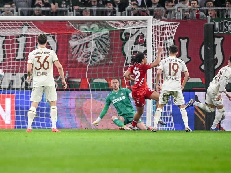 Rodrigo Ribeiro (r) erzielt die Augsburger Führung. - Foto: Harry Langer/dpa