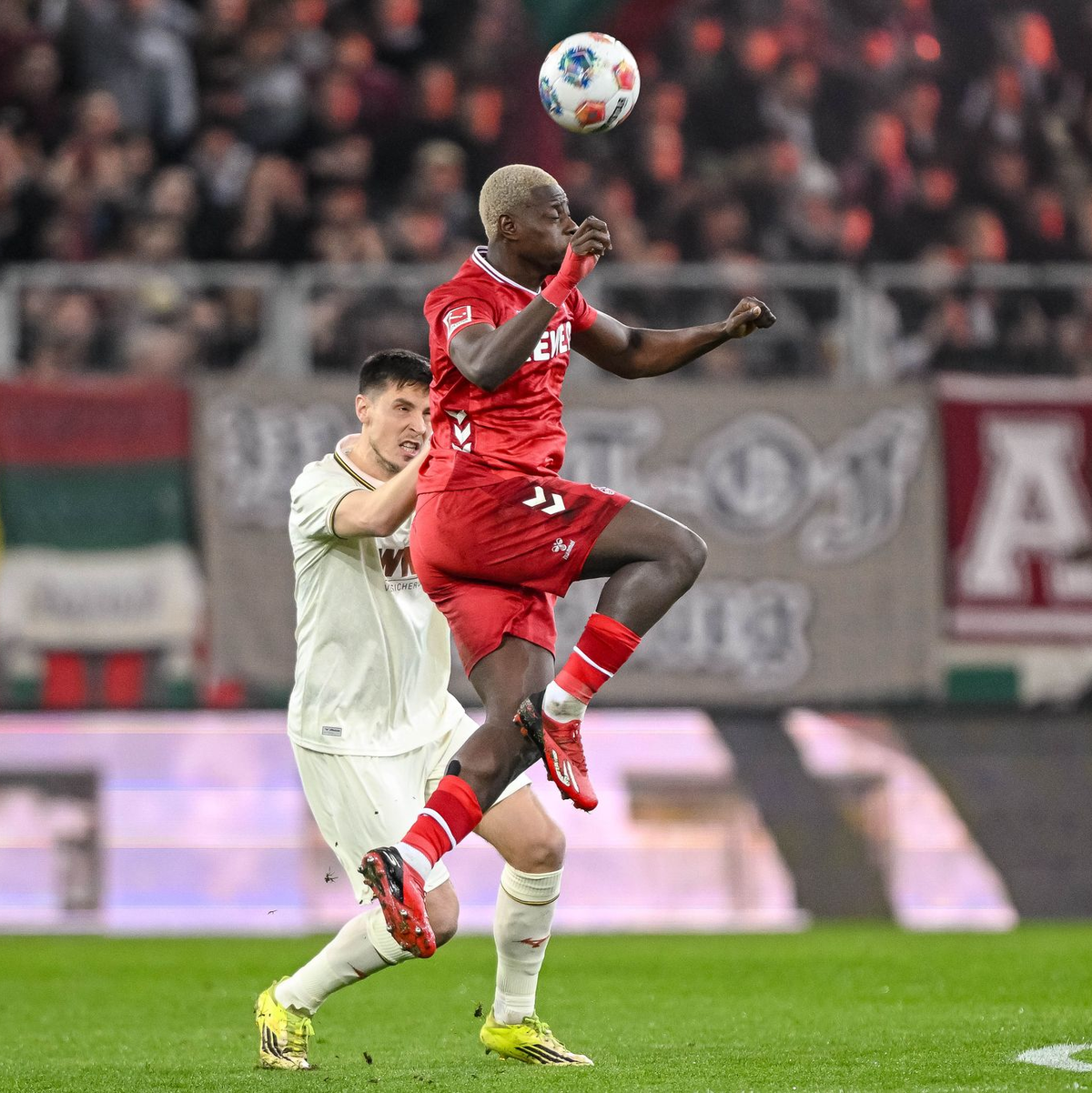 Nach seinem Traumtor aus der Vorwoche traf Ragnar Ache (vorne) diesmal nicht per Fallrückzieher. - Foto: Harry Langer/dpa