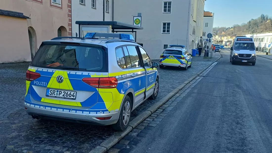 Die Polizei suchte in Passau mit mehreren Streifen und einem Hubschrauber nach dem Mann.  - Bild: Markus Zechbauer/zema-medien.de/dpa