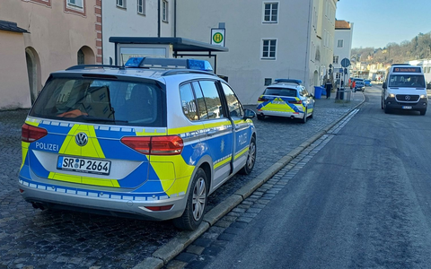 Die Polizei suchte in Passau mit mehreren Streifen und einem Hubschrauber nach dem Mann.  - Foto: Markus Zechbauer/zema-medien.de/dpa