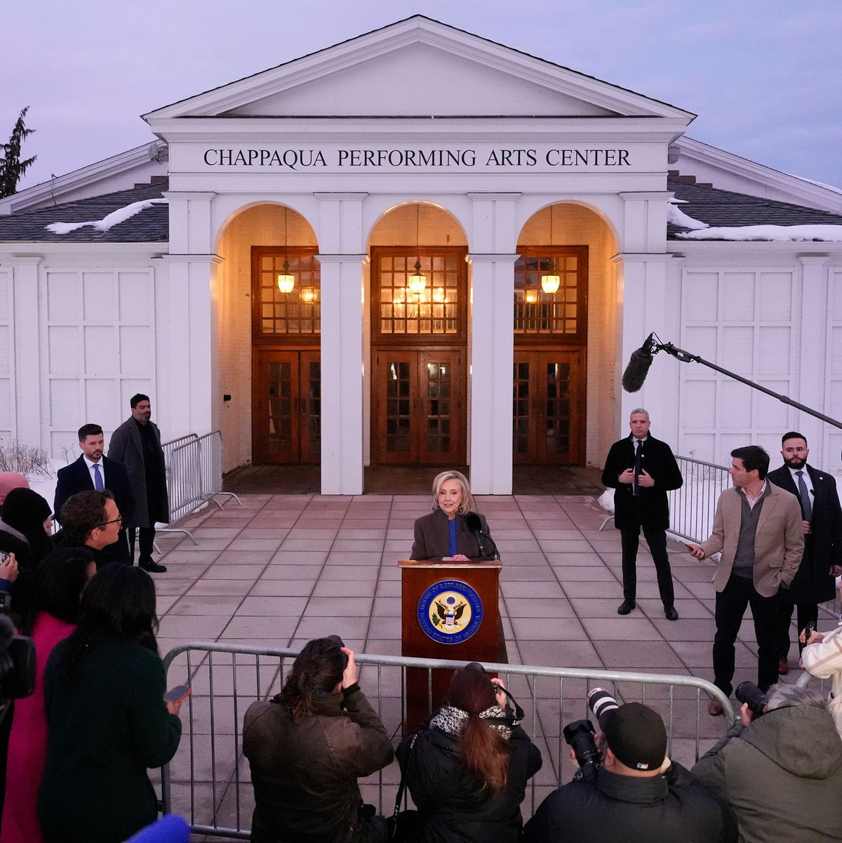 Sie habe Epstein nie getroffen, sagt die ehemalige Außenministerin Hillary Clinton nach ihrer Befragung vor Journalisten.  - Foto: Yuki Iwamura/AP/dpa