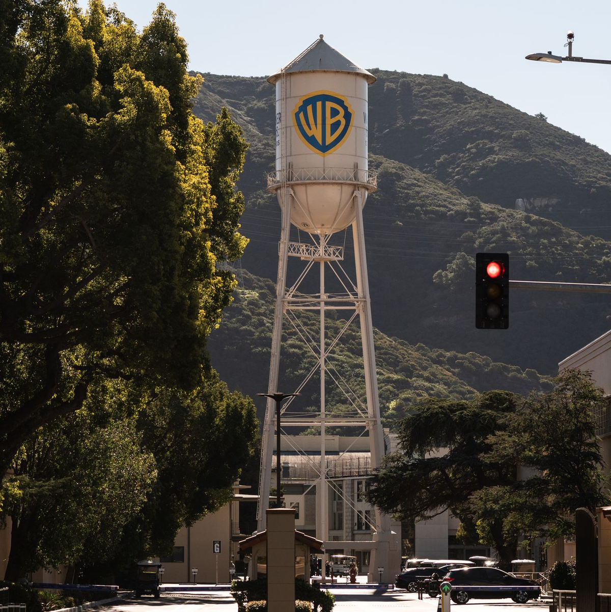 Warner Brothers soll nun doch von Paramount übernommen werden. (Archivbild) - Foto: Jae C. Hong/AP/dpa