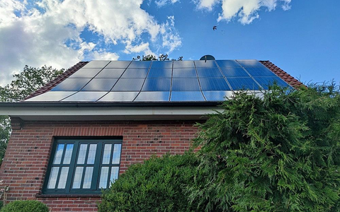 Solarzellen auf Hausdach (Archiv) - Foto: via dts Nachrichtenagentur