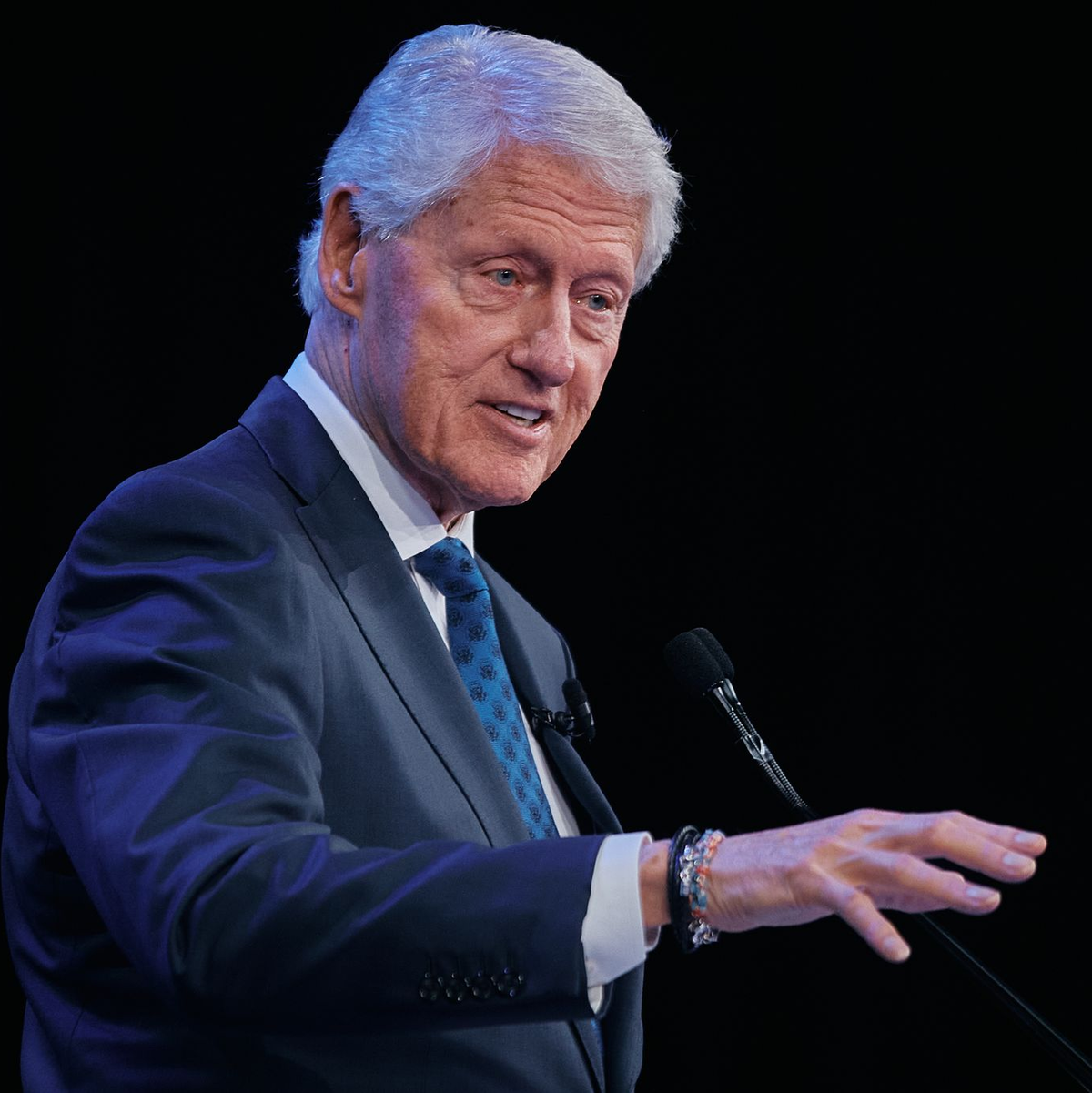 Nach der Befragung der früheren Außenministerin Hillary Clinton stellte sich nun auch ihr Mann, Ex-Präsident Bill Clinton, den Fragen des US-Parlaments zu Epstein. (Archivbild) - Foto: Andres Kudacki/FR170905 AP/dpa