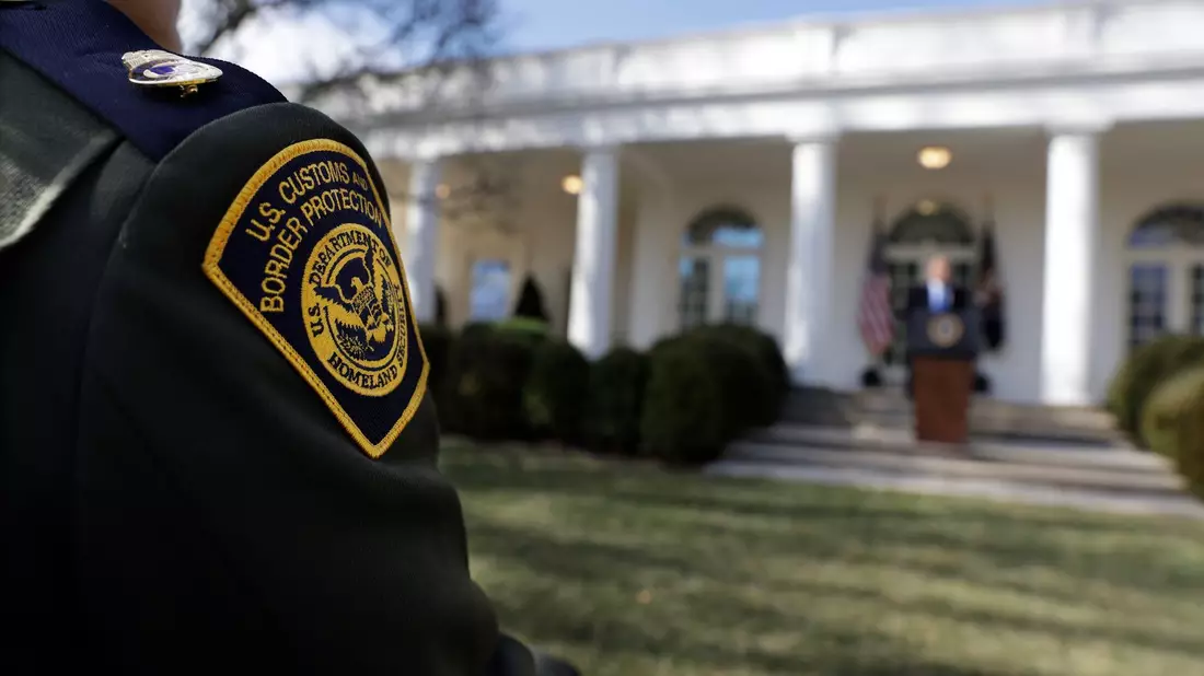 Nach dem ungeklärten Tod eines Migranten in Buffalo sieht sich das Heimatschutzministerium erneuter Kritik ausgesetzt. - Bild: Evan Vucci/AP/dpa
