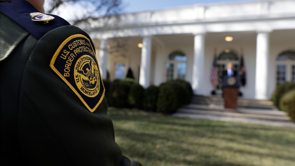 Nach dem ungeklärten Tod eines Migranten in Buffalo sieht sich das Heimatschutzministerium erneuter Kritik ausgesetzt. - Foto: Evan Vucci/AP/dpa