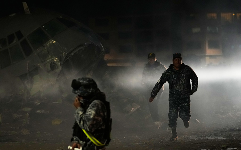 Am Unglücksort kommt es zu Plünderungsversuchen. - Foto: Juan Karita/AP/dpa