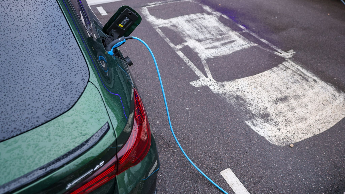 Die Rabatte auf Elektroautos reagieren bisher kaum auf die neue Prämie. (Archivbild) - Foto: Jan Woitas/dpa