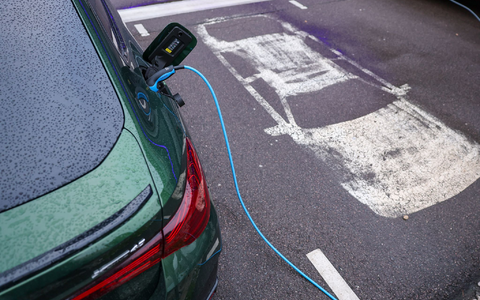 Die Rabatte auf Elektroautos reagieren bisher kaum auf die neue Prämie. (Archivbild) - Foto: Jan Woitas/dpa