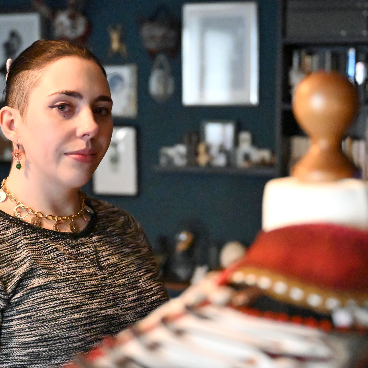 Toni hat in ihrer Jugend zum Cosplay gefunden. - Foto: Jennifer Brückner/dpa