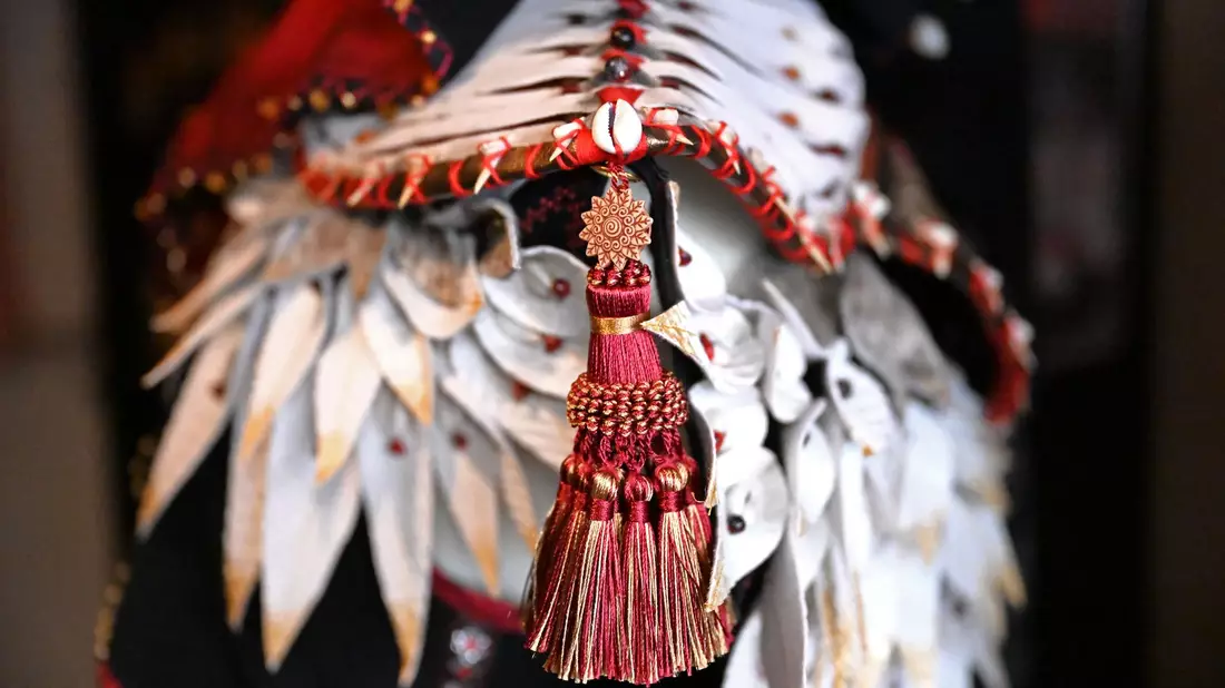 Für ihr Cosplay wiedervendet Toni viele Sachen vom Flohmarkt, wie etwa eine Quaste von einem ehemaligen Vorhang.  - Bild: Jennifer Brückner/dpa