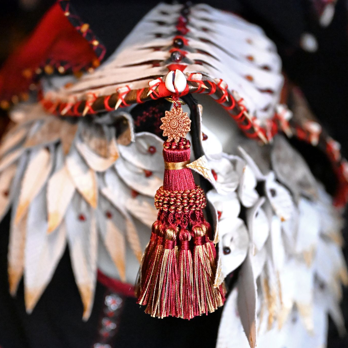 Für ihr Cosplay wiedervendet Toni viele Sachen vom Flohmarkt, wie etwa eine Quaste von einem ehemaligen Vorhang.  - Foto: Jennifer Brückner/dpa