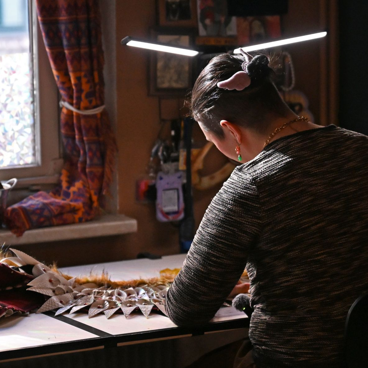 Zwischen sechs und sieben Monaten sitzt Toni an ihren Kostümen.  - Foto: Jennifer Brückner/dpa