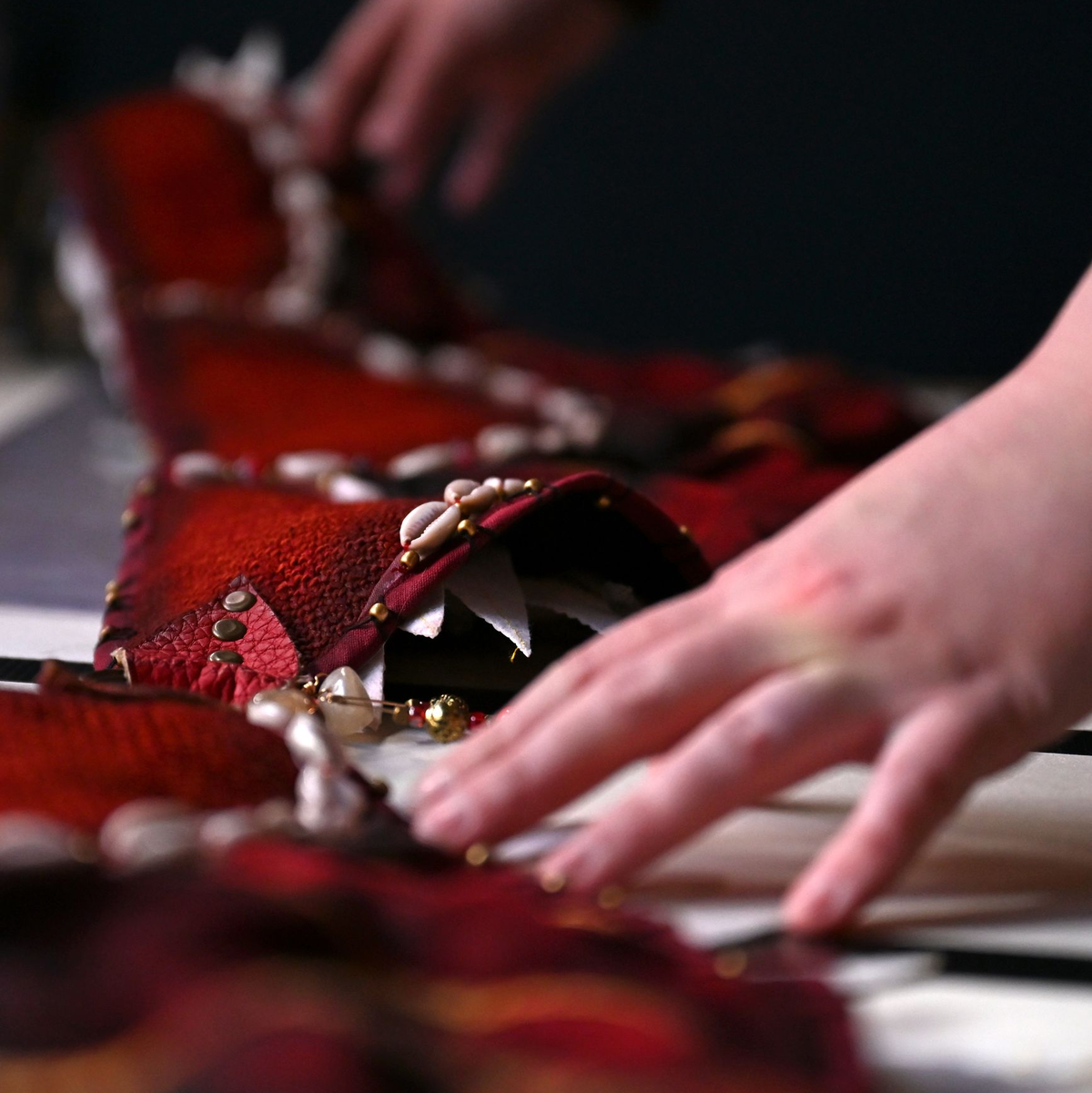 Der Stoff wird extra eingefärbt, um ihn benutzt aussehen zu lassen.  - Foto: Jennifer Brückner/dpa