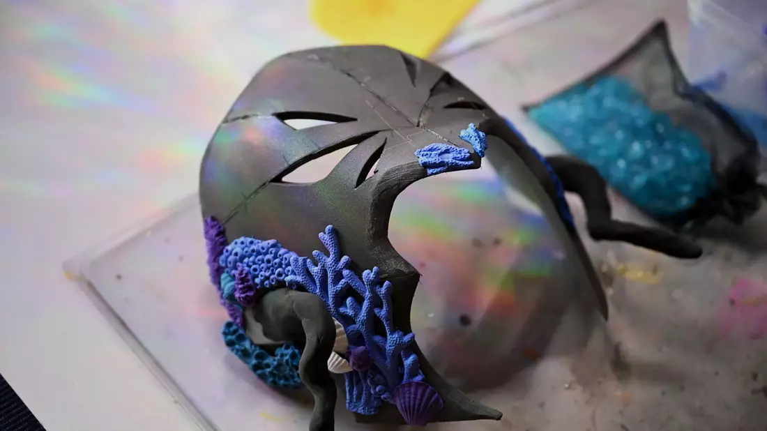 Neben ihrem aktuellen Kostüm arbeitet sie an einer Maske aus Foam Clay.  - Bild: Jennifer Brückner/dpa