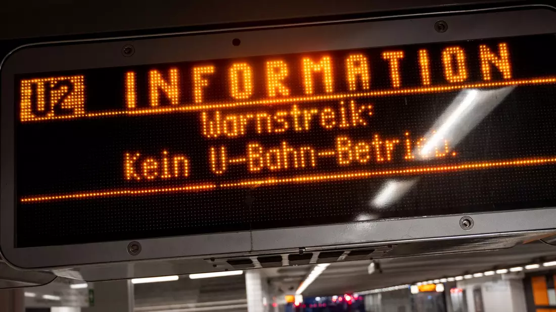 Die am Freitag gestarteten Warnstreiks im Nahverkehr werden am Samstag vielerorts fortgesetzt.  - Bild: Daniel Bockwoldt/dpa