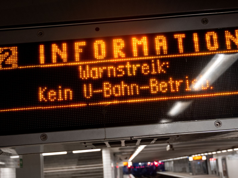 Die am Freitag gestarteten Warnstreiks im Nahverkehr werden am Samstag vielerorts fortgesetzt.  - Foto: Daniel Bockwoldt/dpa