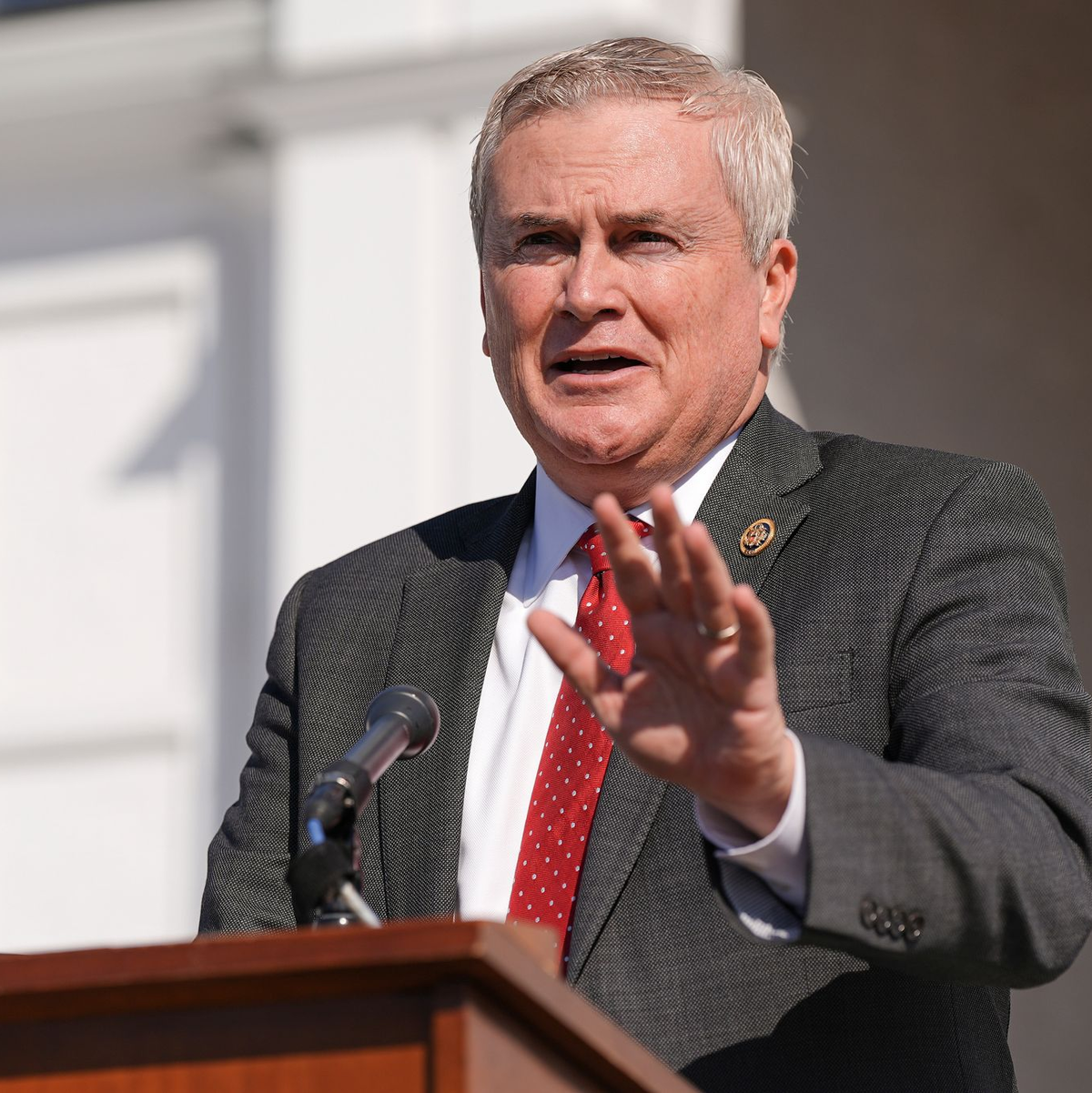 Comers Aussage zufolge reiste Ex-Präsident Clinton Dutzende Male mit Epsteins Flugzeug.  - Foto: Angelina Katsanis/AP/dpa