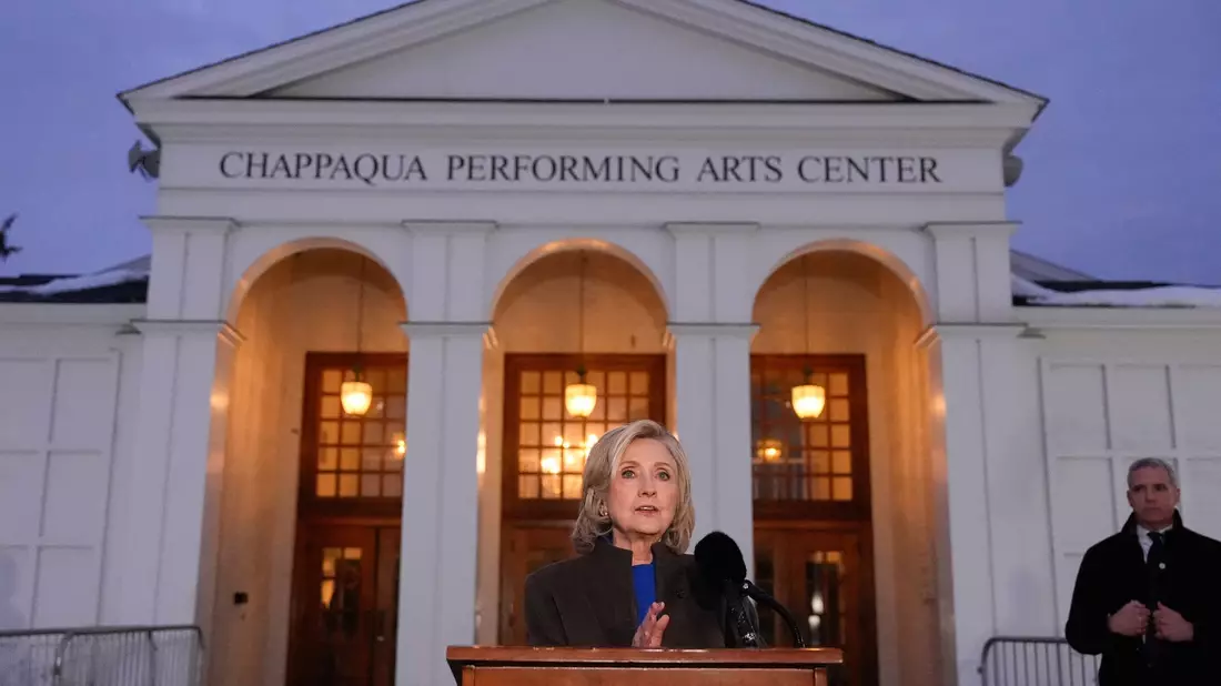 Hillary Clinton trat nach ihrer Befragung vor die Presse, Bill Clinton nach seiner nicht.  - Bild: Yuki Iwamura/AP/dpa