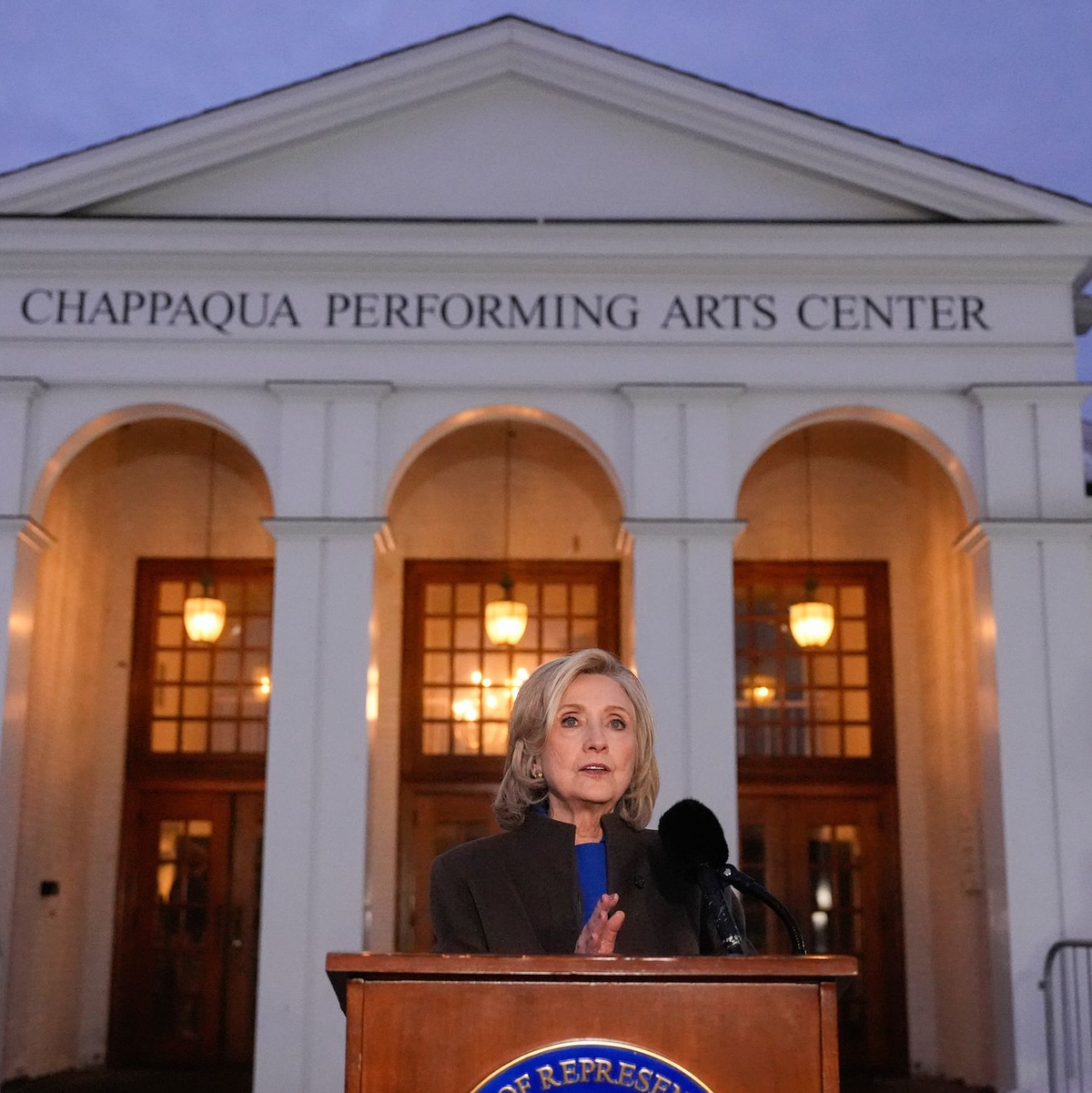 Hillary Clinton trat nach ihrer Befragung vor die Presse, Bill Clinton nach seiner nicht.  - Foto: Yuki Iwamura/AP/dpa