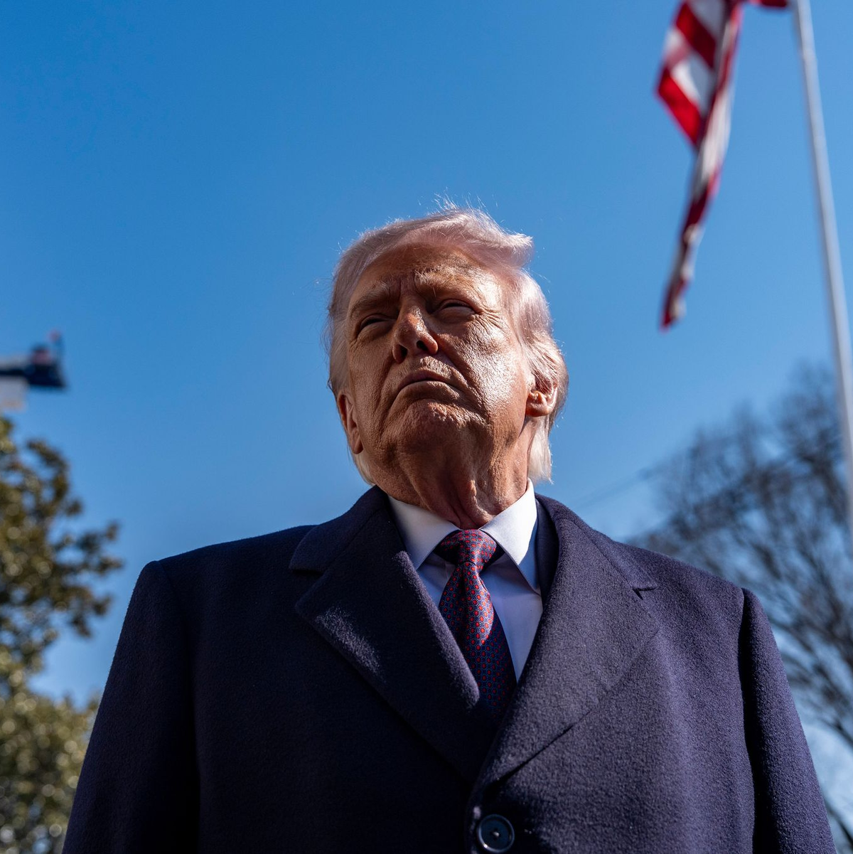 Äußert sein Bedauern über die Befragung von Ex-Präsident Clinton - der aktuelle Präsident Trump.  - Foto: Alex Brandon/AP/dpa