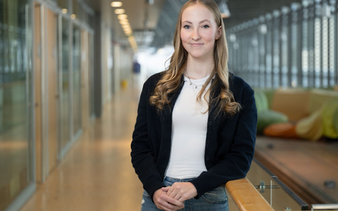 Die 20 Jahre alte Lilly Hiebenthal aus Sachsen leidet an einer äußert seltenen Immunkrankheit.  - Foto: Sebastian Kahnert/dpa