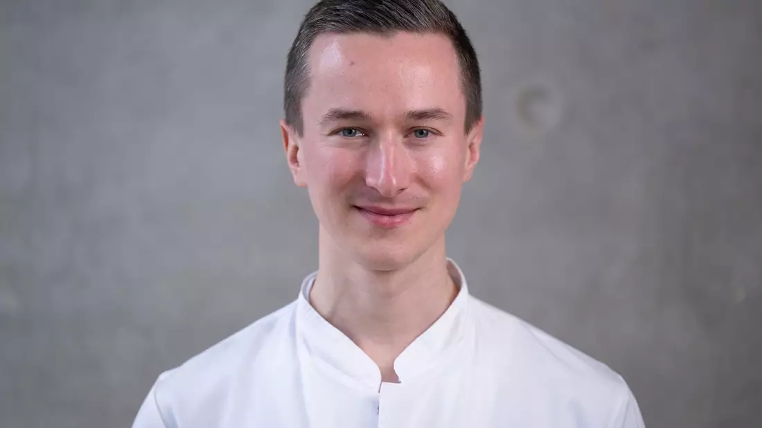Dr. Timmy Strauß betreut als Arzt am Universitätsklinikum Dresden Patienten, die an einer Seltenen Erkrankung leiden.  - Bild: Sebastian Kahnert/dpa