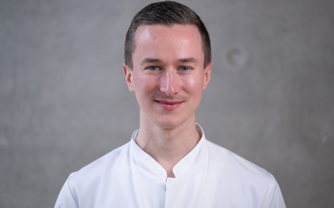 Dr. Timmy Strauß betreut als Arzt am Universitätsklinikum Dresden Patienten, die an einer Seltenen Erkrankung leiden.  - Foto: Sebastian Kahnert/dpa