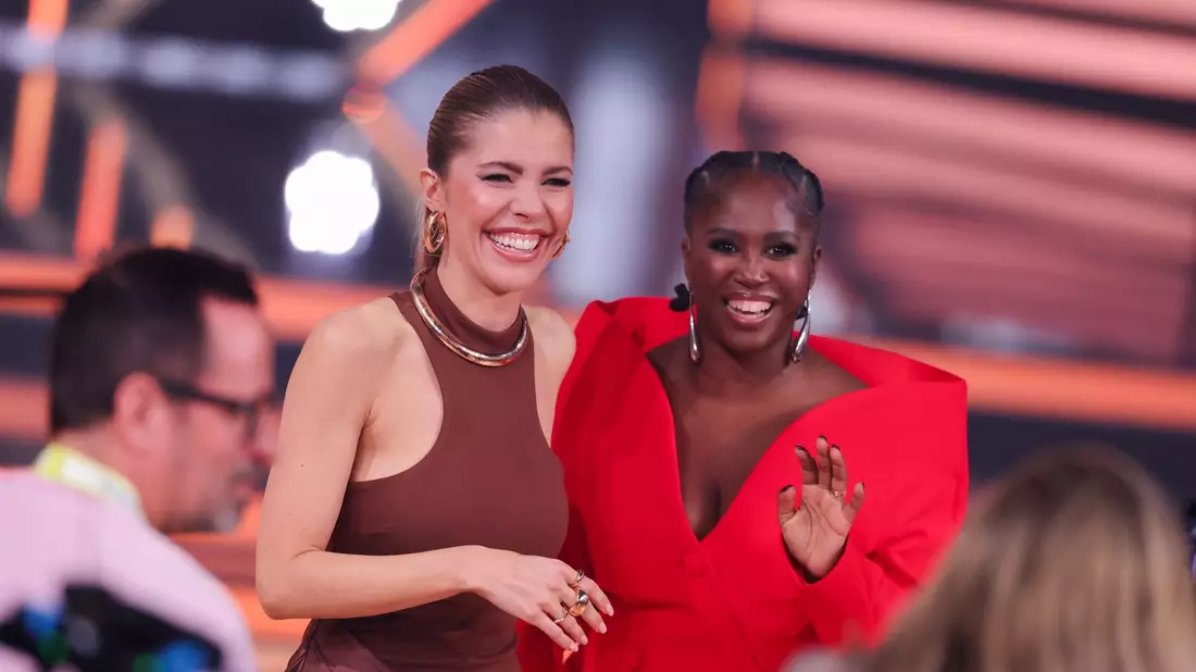 Moderatorin Victoria Swarovski und Jurorin Motsi Mabuse werden wieder mit von der Partie sein. (Archivbild) - Bild: Rolf Vennenbernd/dpa