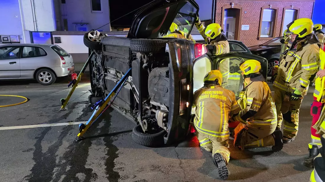 FW Sankt Augustin: Freiwillige Feuerwehr befreit Fahrerin aus Unfallfahrzeug - Bild: presseportal.de