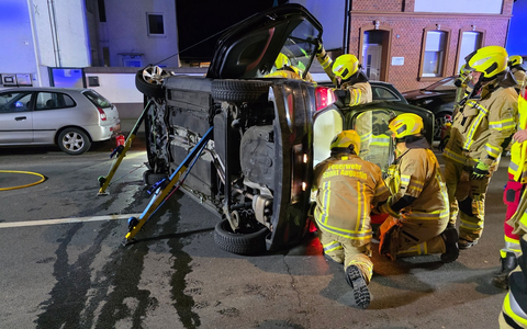 FW Sankt Augustin: Freiwillige Feuerwehr befreit Fahrerin aus Unfallfahrzeug - Foto: presseportal.de