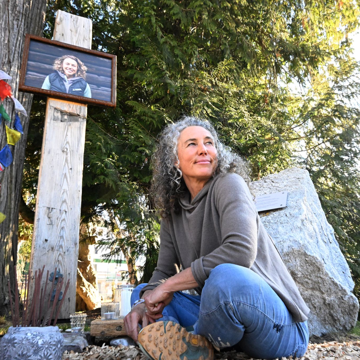 Laura Dahlmeiers Mutter hat mit Angehörigen den Gedenkort im Park gestaltet.  - Foto: Felix Hörhager/dpa