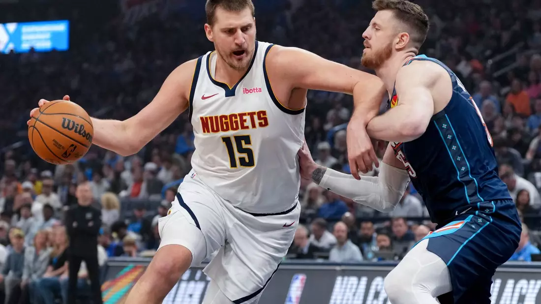 Schenkten sich in einer hitzigen Partie nichts: Nikola Jokic (l) und Isaiah Hartenstein. - Bild: Kyle Phillips/AP/dpa