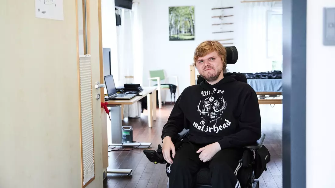 Schreib was über mich, nicht über die Krankheit - Leben mit einer seltenen Erkrankung / Ein junger Erwachsener erzählt. - Bild: presseportal.de