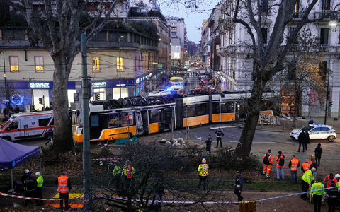 Die voll besetzte Straßenbahn war an einer Kreuzung entgleist, sie kam erst im Eingangsbereich eines Restaurants zum Stehen. - Foto: Luca Bruno/AP/dpa