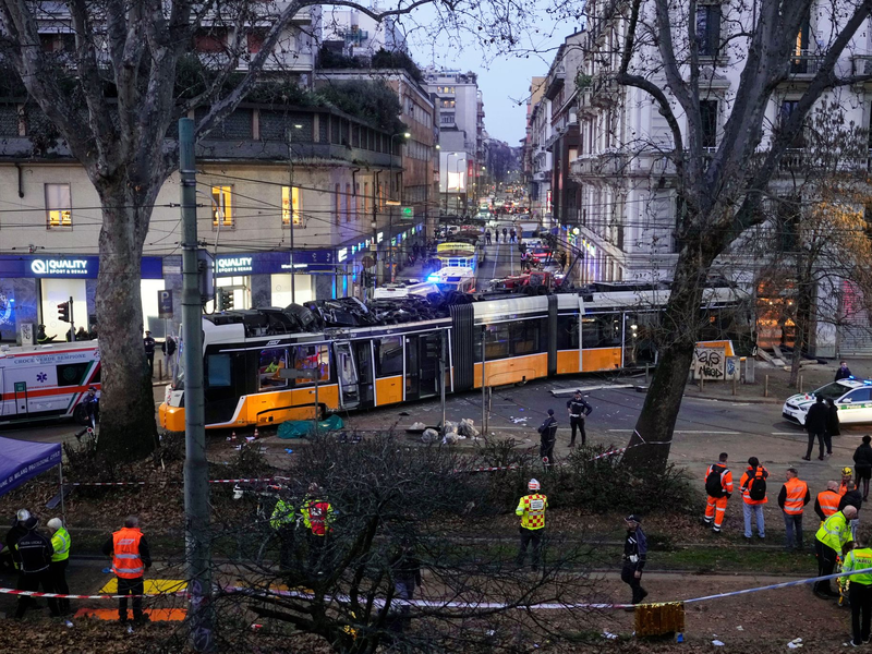 Die voll besetzte Straßenbahn war an einer Kreuzung entgleist, sie kam erst im Eingangsbereich eines Restaurants zum Stehen. - Foto: Luca Bruno/AP/dpa